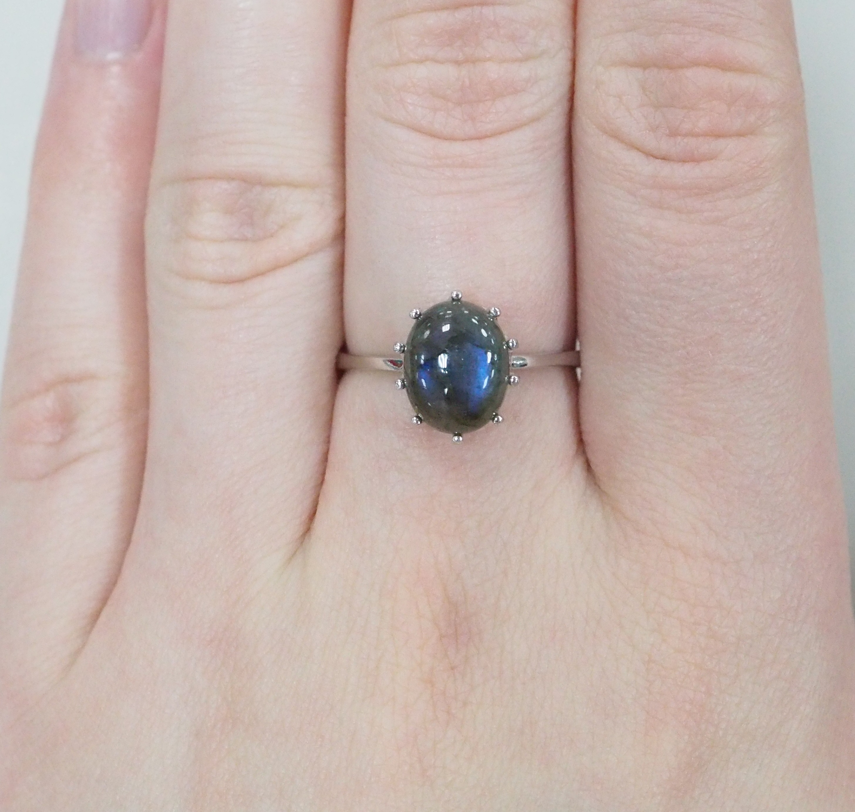 Серебряное кольцо с лабрадоритом